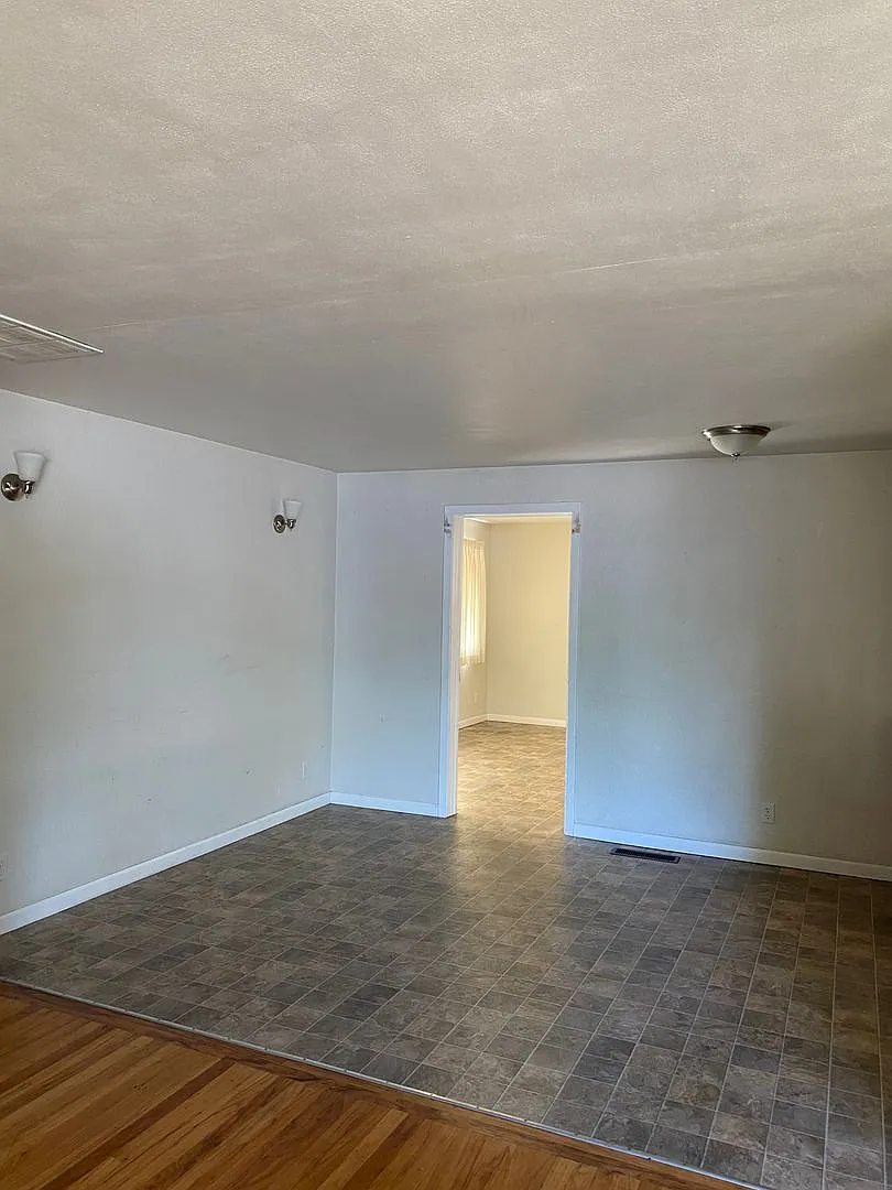 Spacious 5 Bedroom / 2 Bathroom Home - Near OSU! — Photo 4