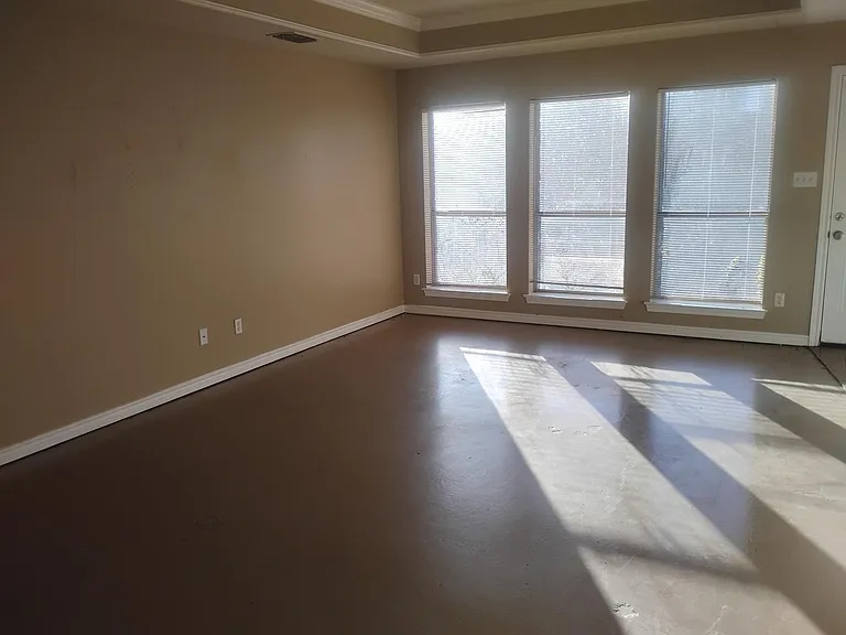 211 Patricia Ct — Photo 3
