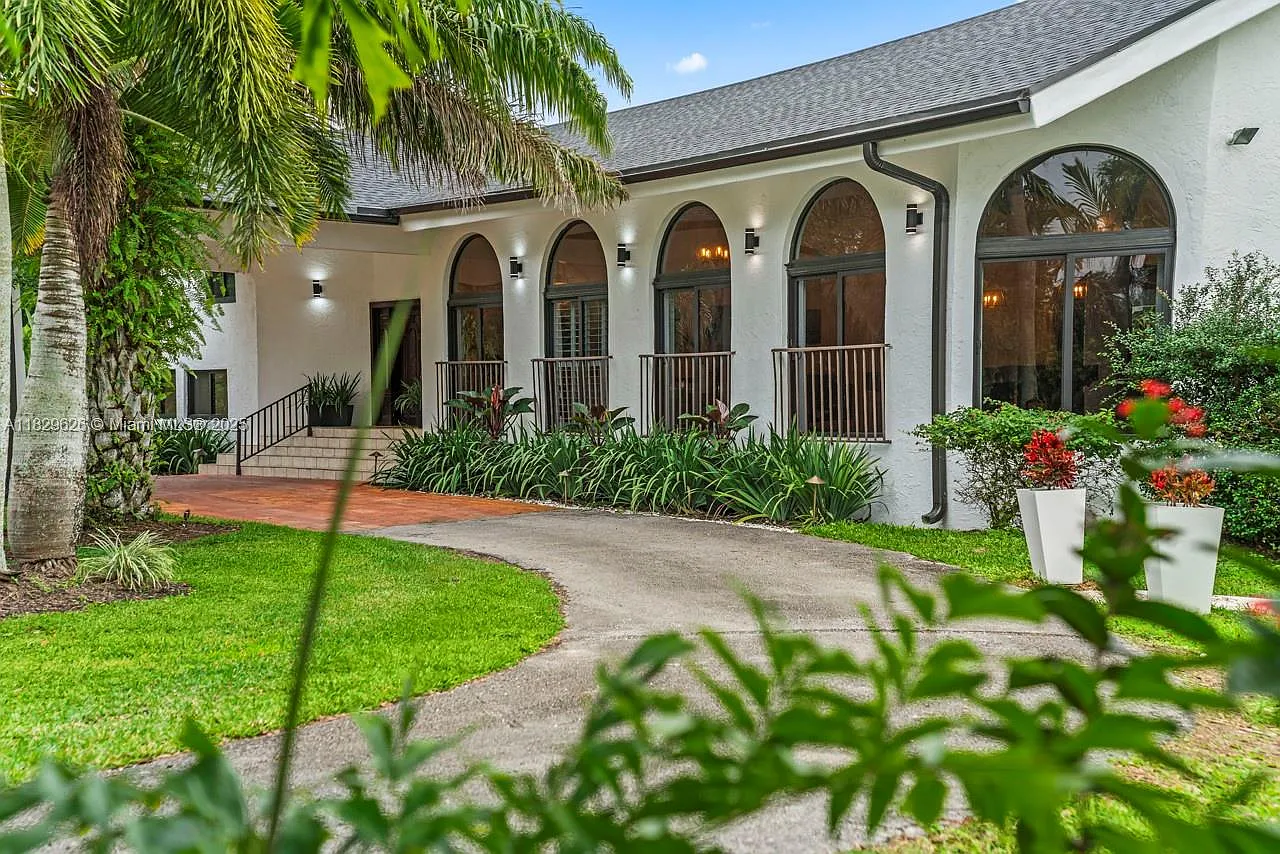 5 bed, 6.0 bath, 3996 sqft, $16,500 — Photo 3