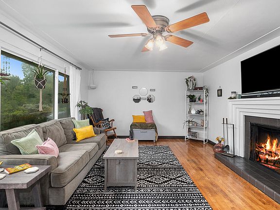 4th image of 1387 Meadowlane Dr SE