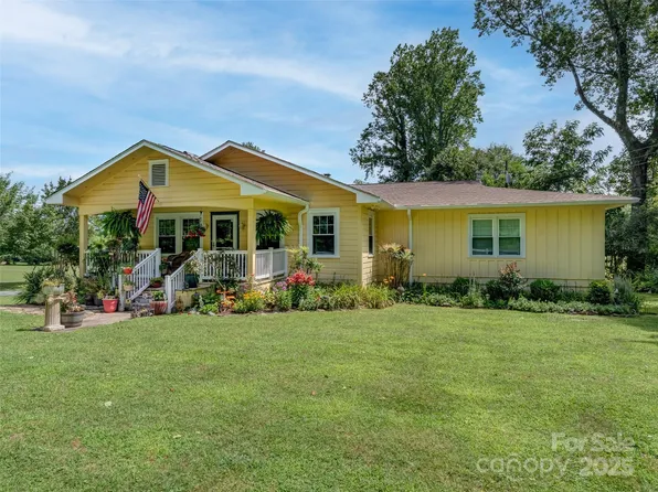 437 Rutledge Dr, Hendersonville, NC 28739