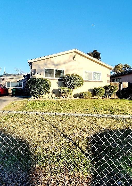 1st image of 2423 E 6th St