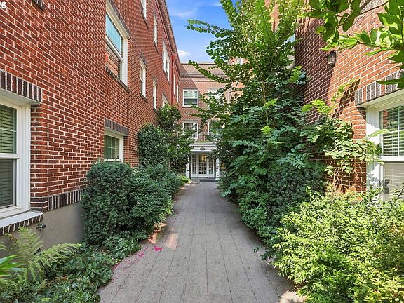 2nd image of 1509 NE 10th Ave Unit 202