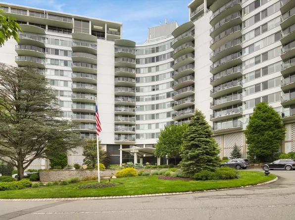 1 Claridge Dr APT 212, Verona, NJ 07044