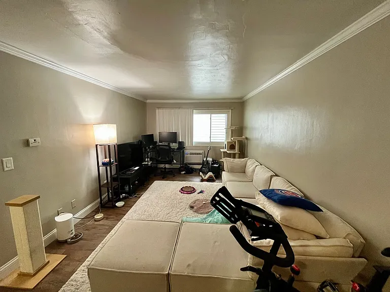 2425 N Oakland Ave — Photo 2