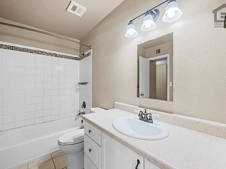 1533 W Hazelwood St — Photo 23