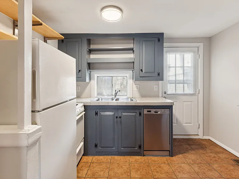 304 Sears St — Photo 9