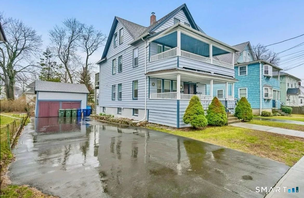 3 bed, 1.0 bath, 925 sqft, $2,400 — Photo 1