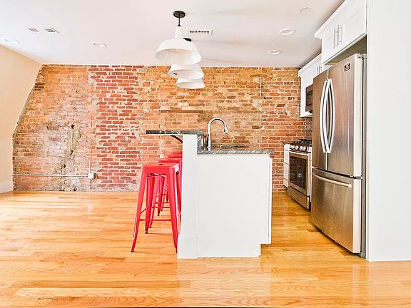 5th image of 239 Boston St