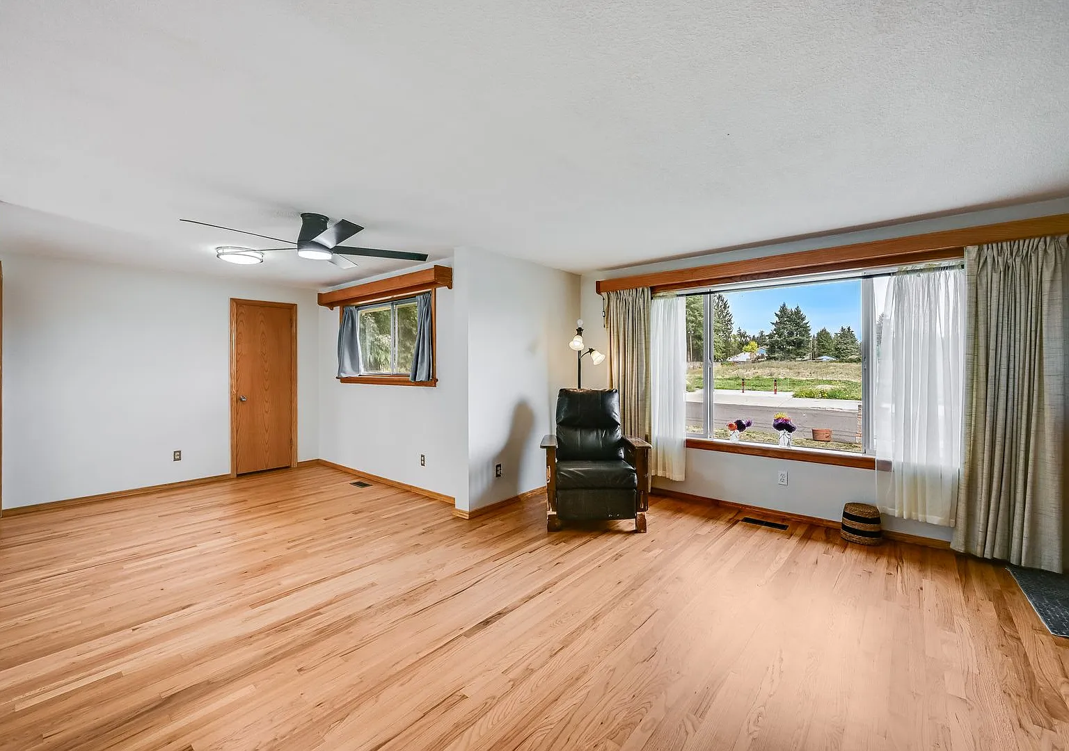 Newly remodeled 3 bed, 2 bath rental home across from Parklane Park in SE Portland! — Photo 3