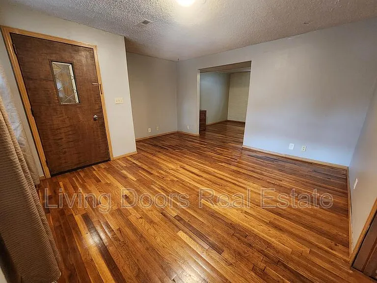 1301 Hill St — Photo 5