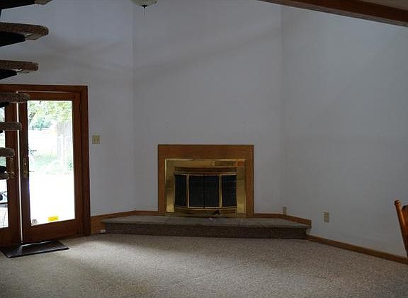 2 story family rm w/ skylights