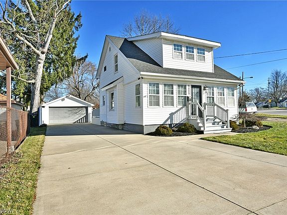 2nd image of 1525 Elm Rd NE