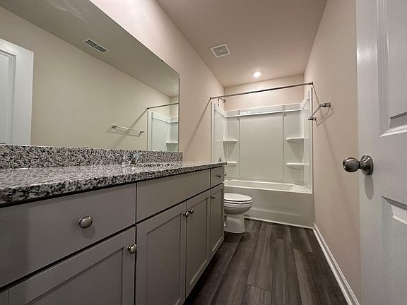 2/F full bath_3508 Arctic