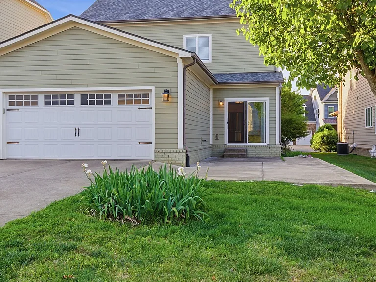 623 Streamside Ln — Photo 38