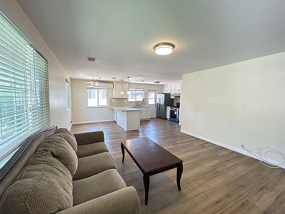 4th image of 1900 W Kenoak Dr