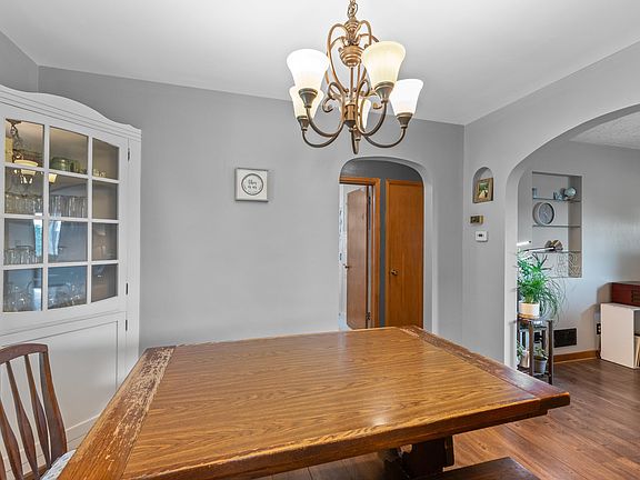 5th image of 908 Newbury St