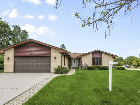 2653 N Bradford Dr, Arlington Heights, IL 60004