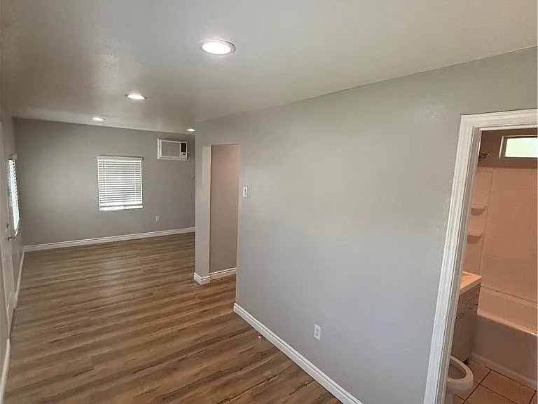 11405 Walnut St — Photo 2
