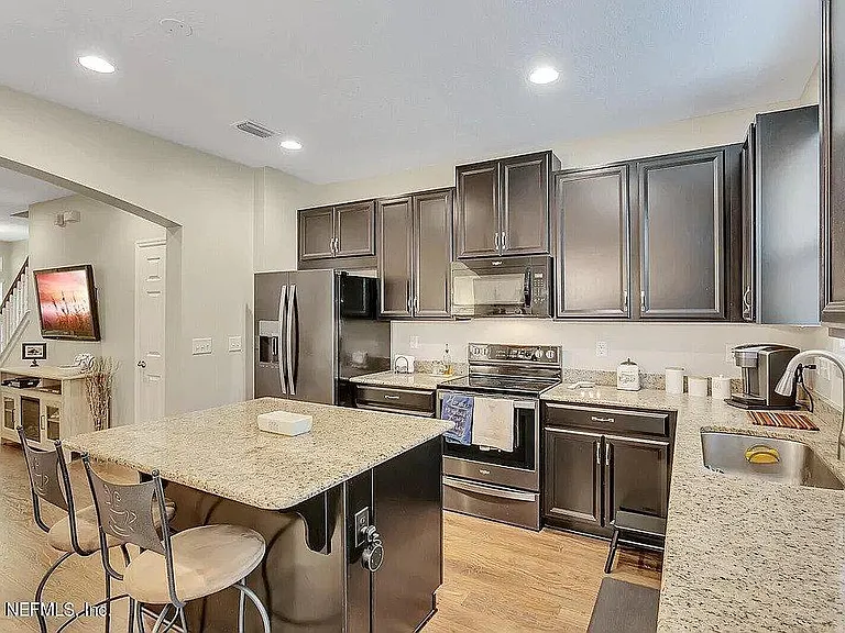 361 Richmond Dr — Photo 2