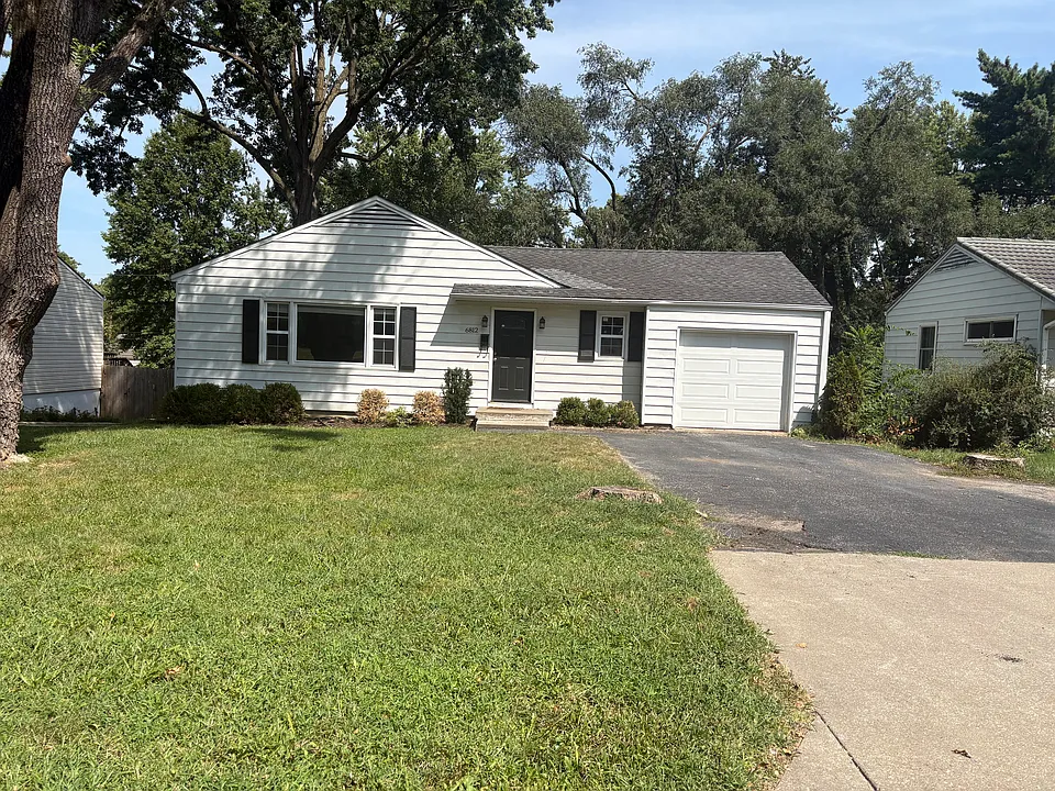 6812 W 77th Ter