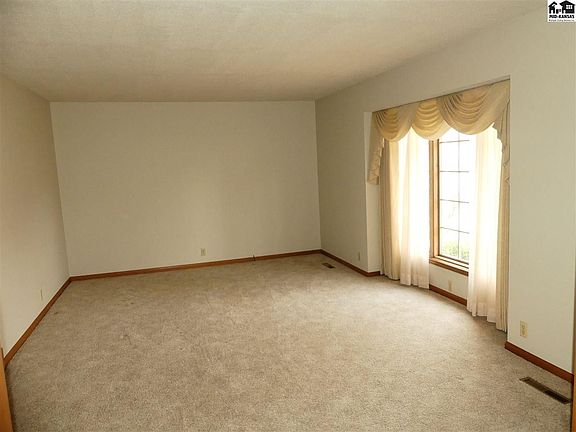 3rd image of 801 Lochinvar Ln
