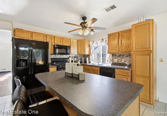 5th image of 23031 Colgate St