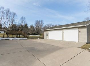 5000 Valley View Dr, Cedar Rapids, IA 52404