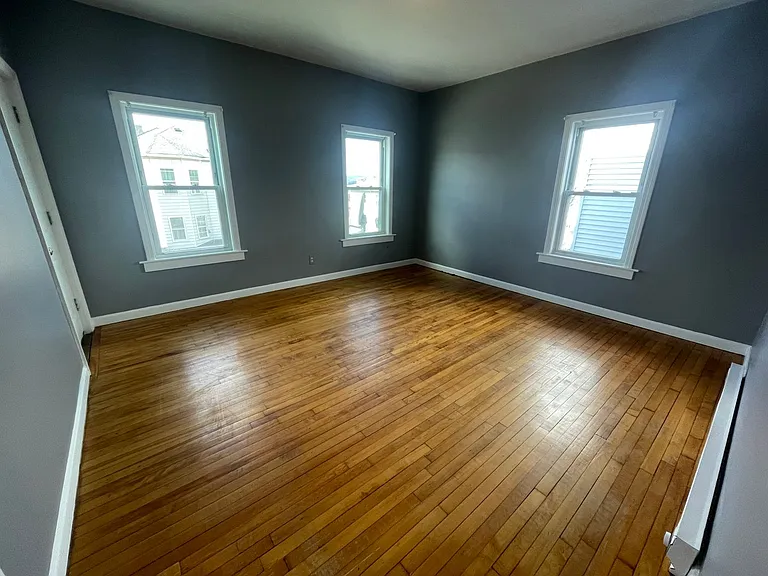 77 Fox Street — Photo 3