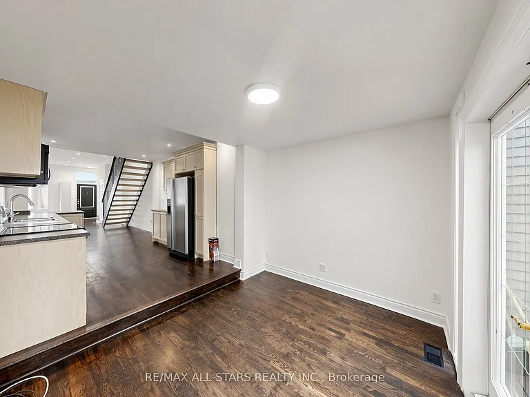 68 Macpherson Ave — Photo 12