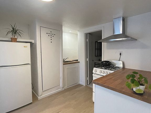 5th image of 3263 Del Mar Ave #1