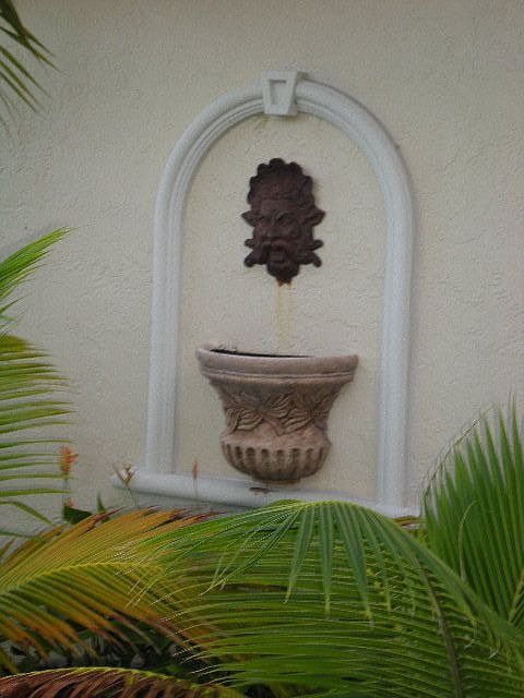 Wall fountain