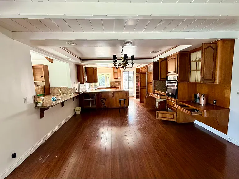 1306 Greenfield Ave — Photo 1