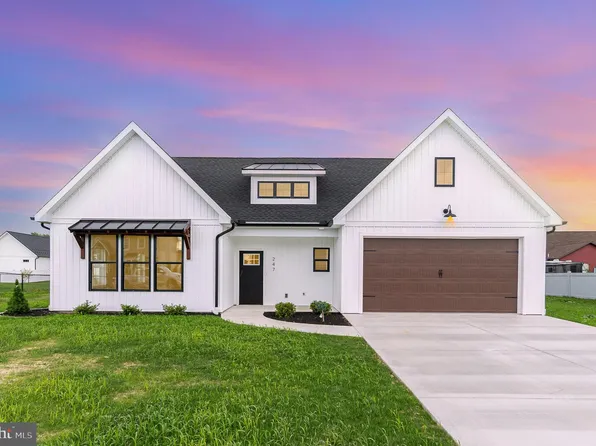 247 Charleston Dr, Chambersburg, PA 17202