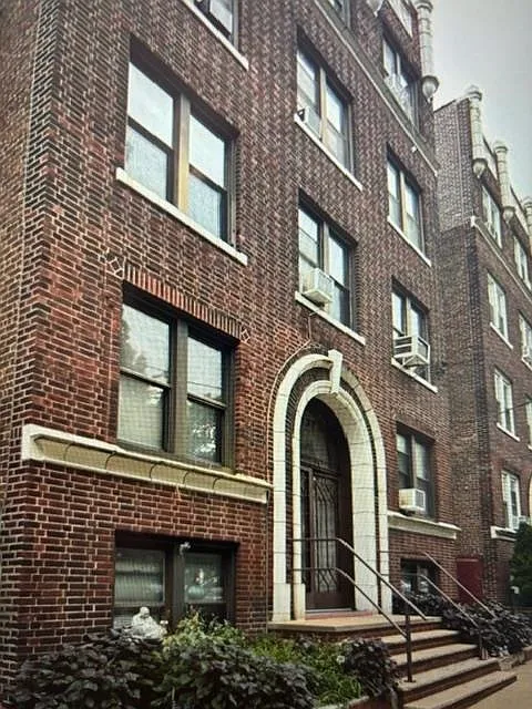 177 W 48th St #9