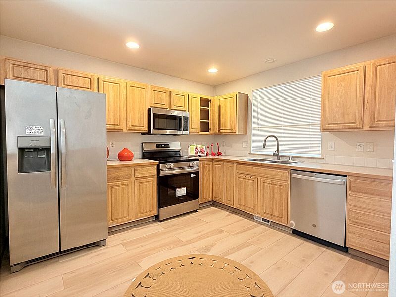 4th image of 226 166th St E