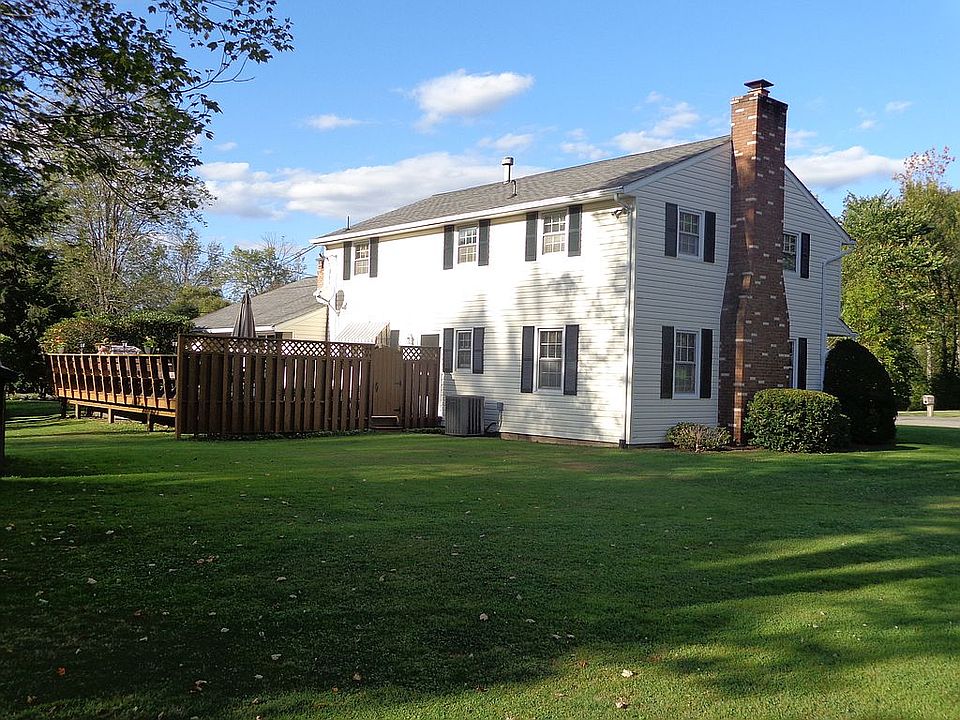 2nd image of 10 Quaker Court Cir