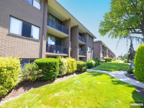 464 Liberty St APT 110, Little Ferry, NJ 07643
