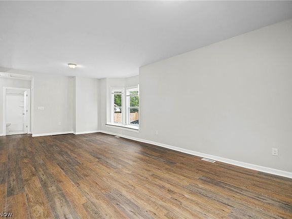 5th image of 2631 Oakdale Ave