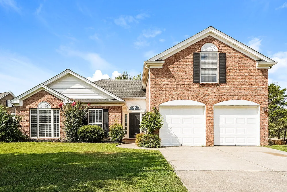 3 bed, 2.0 bath, 1920 sqft, $2,370 — Photo 1