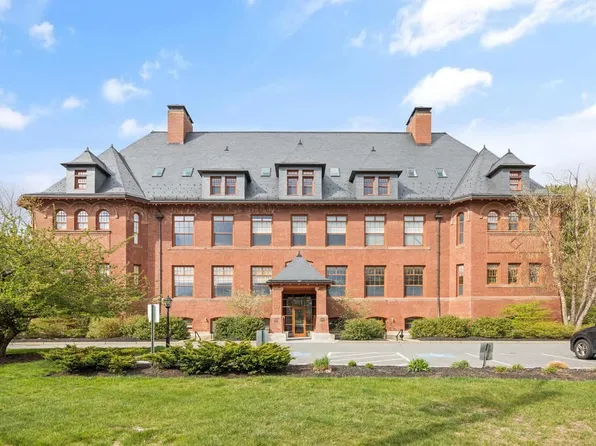 33 Forest St APT 205, Lexington, MA 02421