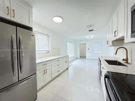 4th image of 3900 SW 59th Ave