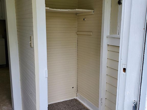 3rd image of 107 NE Elm St #C