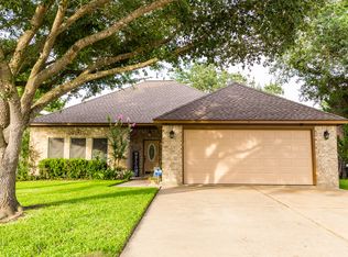220 N Ranch House Rd, Angleton, TX 77515