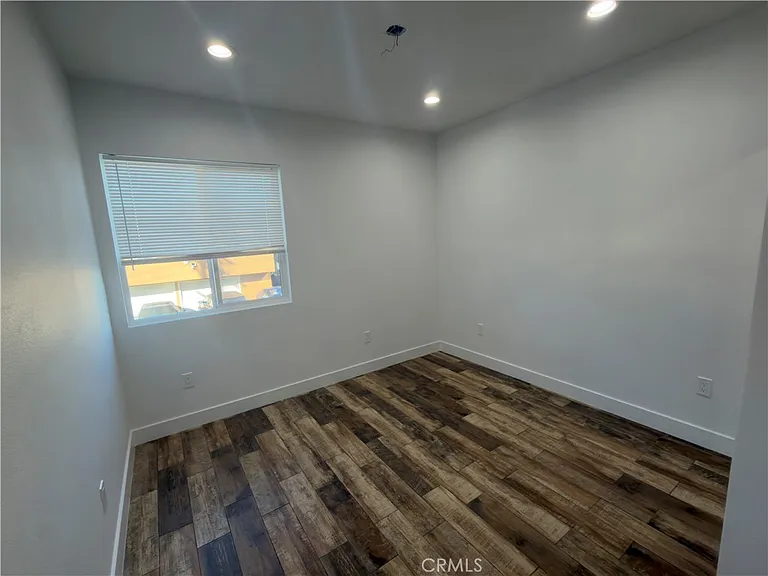 521 1/2 W 78th St — Photo 13