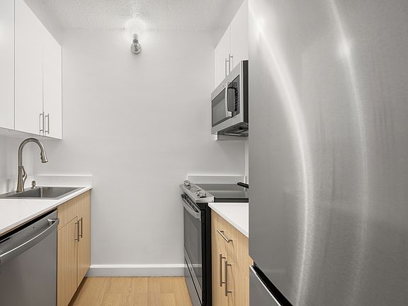 3rd image of 250 W 19th St APT 4K