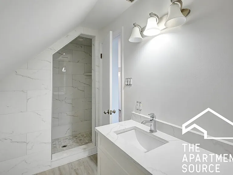 1341 W Fletcher St #COACH HOUSE — Photo 9