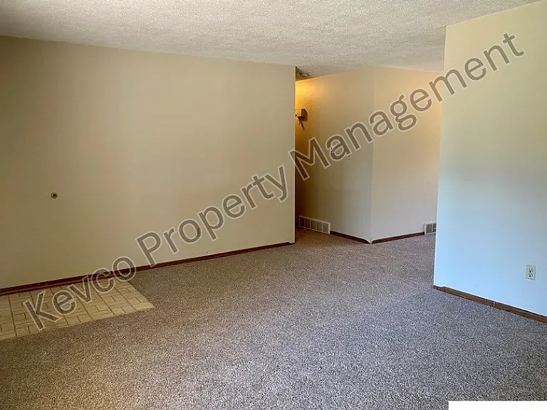 2805 Redwing Rd — Photo 3