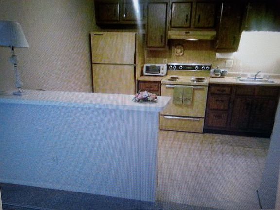 Kitchen with Bar off Dining 