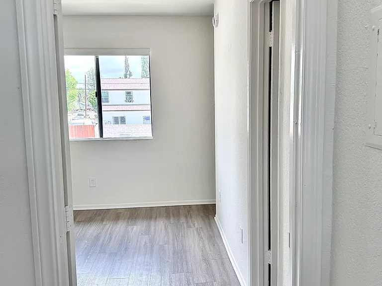 7355 Woodley Ave #10 — Photo 6
